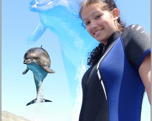Девушка и дельфин. Прыжок